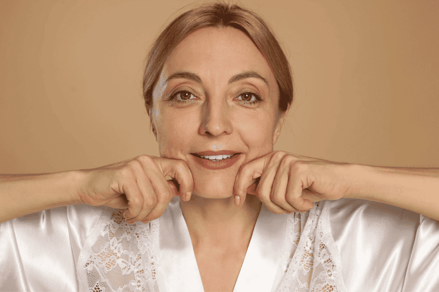 Massage mặt đều đặn giúp tăng tuần hoàn máu, kích thích sản sinh collagen tự nhiên và làm săn chắc nhóm cơ quanh miệng