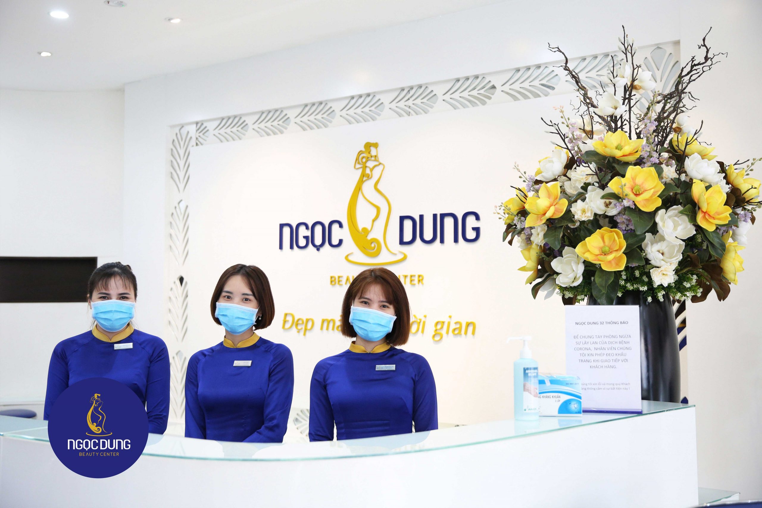 Đội ngũ nhân viên luôn đeo khẩu trang và bao tay trong quá trình hướng dẫn và phục vụ khách hàng
