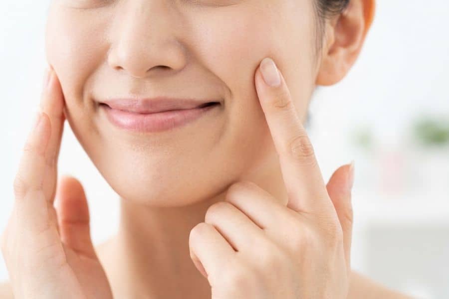 Má chảy xệ phải làm sao? Bí quyết nâng cơ mặt hiệu quả 23 Đặt ngón tay lên gò má, mỉm cười rộng và dùng lực cơ má đẩy ngón tay lên trong 5 giây
