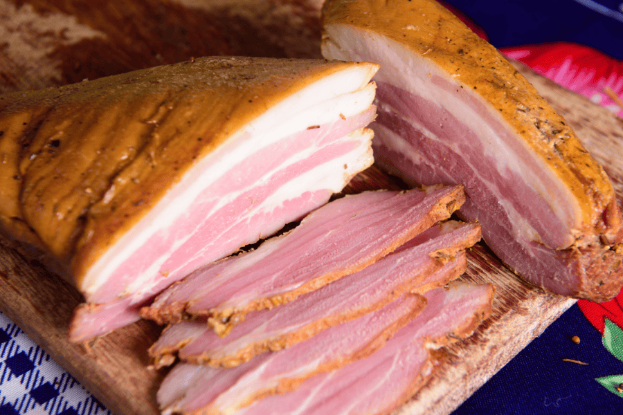 Top thực phẩm gây lão hóa da và bí kíp giúp trẻ hóa 4 Ăn quá nhiều thịt hun khói gây mất nước tế bào cùng phá hủy lớp collagen bảo vệ da