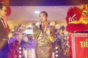 Mỹ Tâm chọn chiếc đầm đuôi cá ánh vàng tại sự kiện.