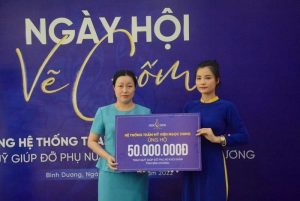 Số tiền 50 triệu đồng từ Ngày hội vẽ gốm được trao cho Hội LHPN tỉnh Bình Dương để giúp đỡ phụ nữ khó khăn