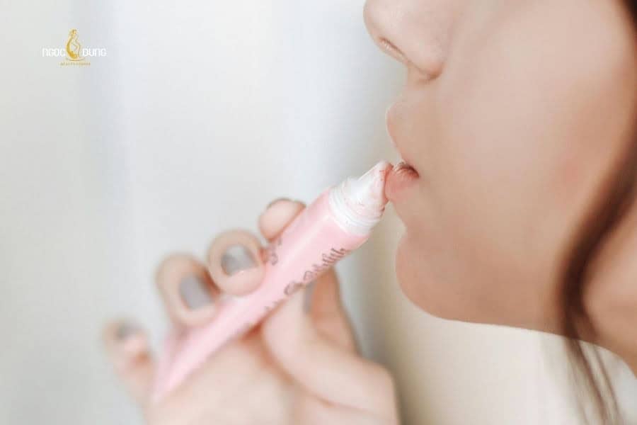 Thoa son dưỡng ẩm môi thường xuyên để có đôi môi mịn mướt