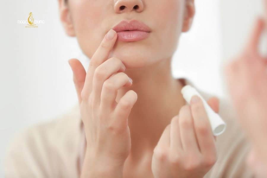 Tẩy tế bào chết định kỳ để ngừa tình trạng thâm và bong tróc môi