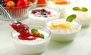 Ngoài giảm cân, ăn sữa chua vào bữa sáng còn mang lại nhiều lợi ích