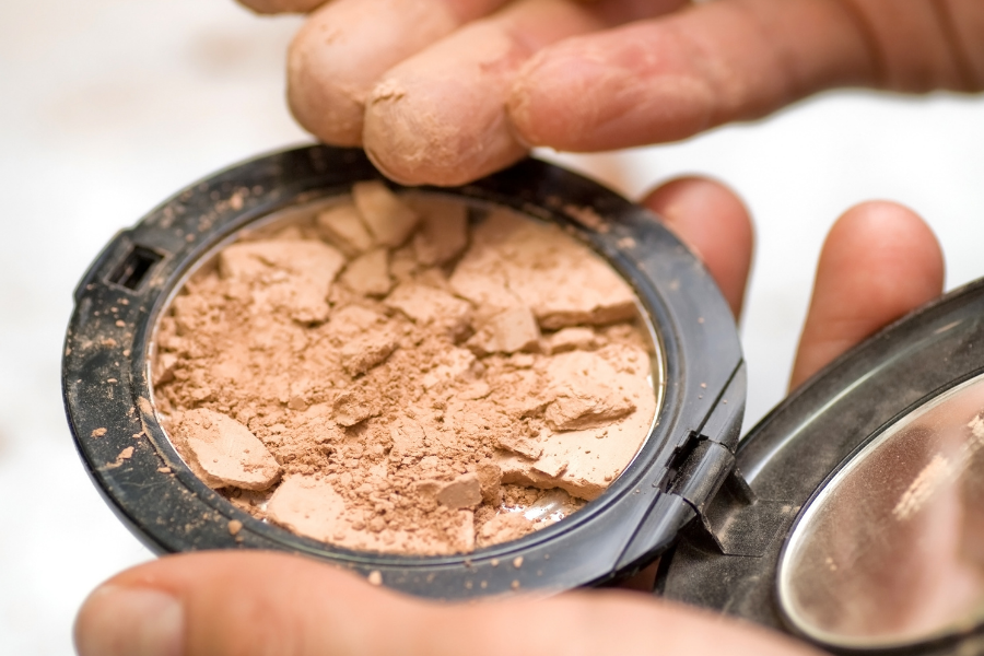 Lão hóa da sớm là gì? Dấu hiệu, nguyên nhân và khắc phục 10 Sử dụng mỹ phẩm kém chất lượng gây tổn thương hàng rào bảo vệ da