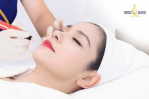 Chuyên viên phun môi xí muội