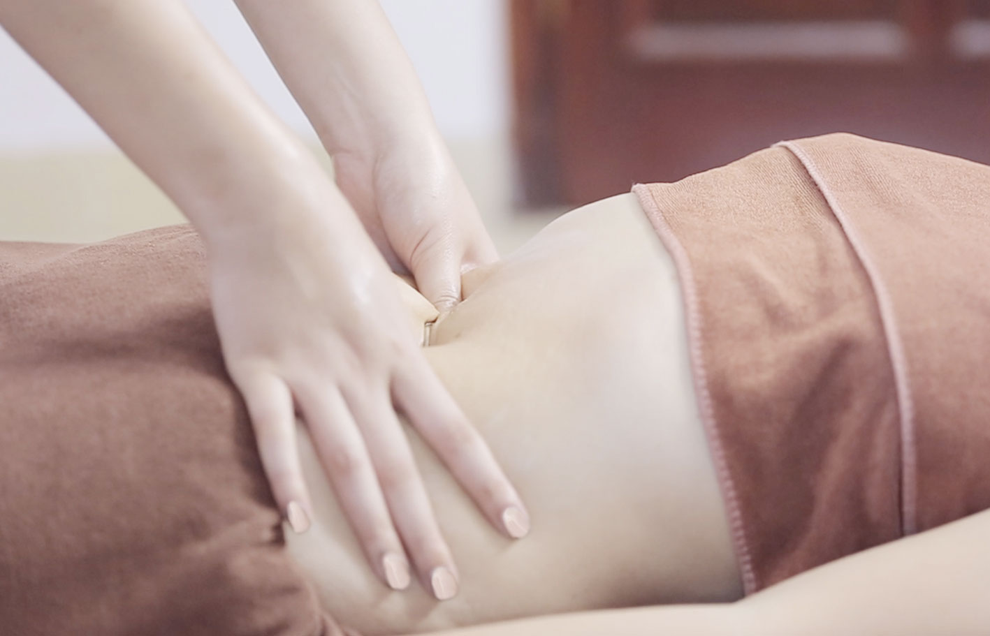 Massage bụng với kem dưỡng giúp giảm mỡ sau sinh