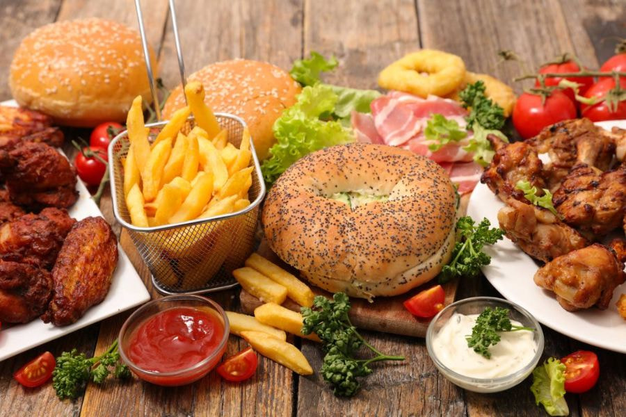 Ăn uống không lành mạnh là một trong những thói quen làm tăng mỡ bắp chân