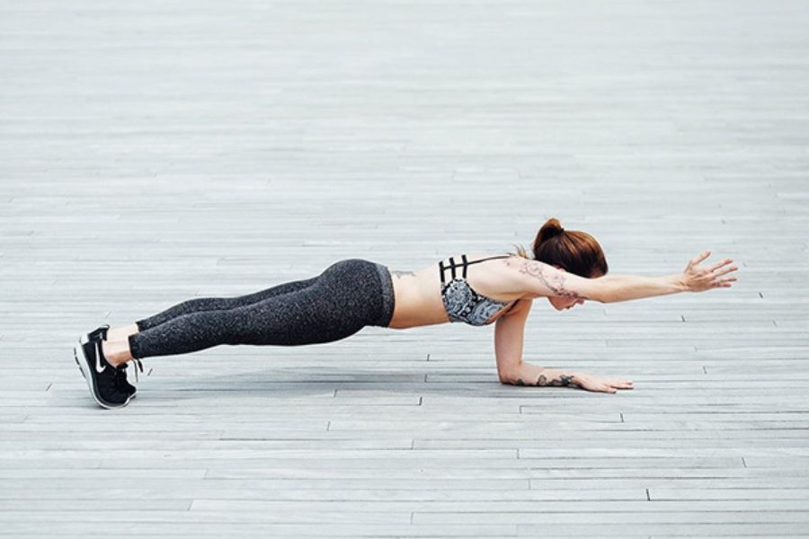 Tư thế tập plank 1 tay cao thấp