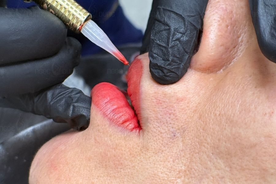 Chuyên viên tiến hành đi mực lên môi