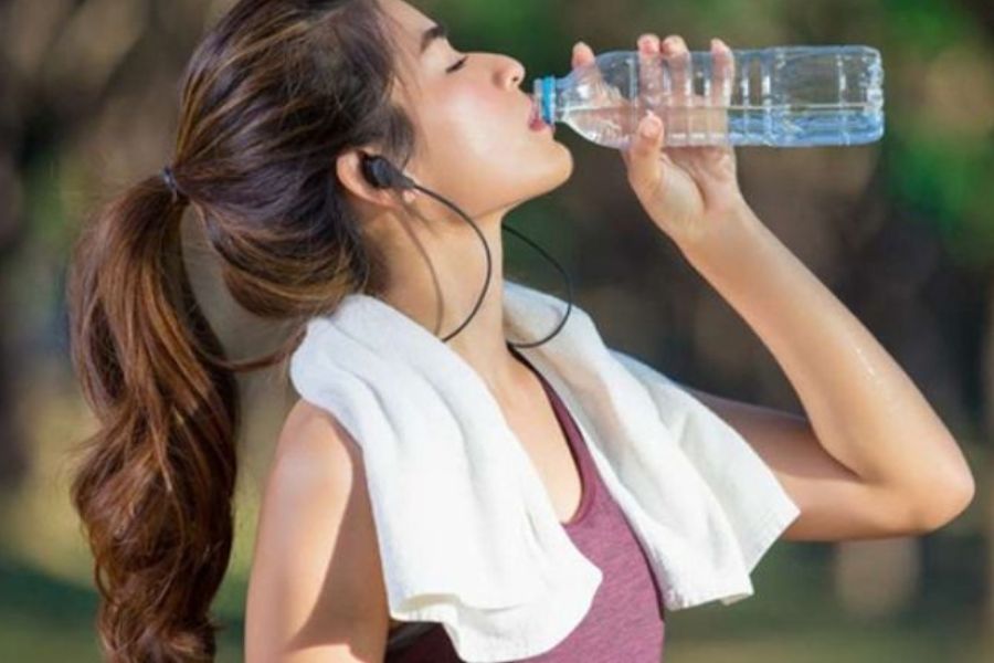 Uống đủ lượng nước cần thiết cho cơ thể thúc đẩy quá trình trao đổi chất
