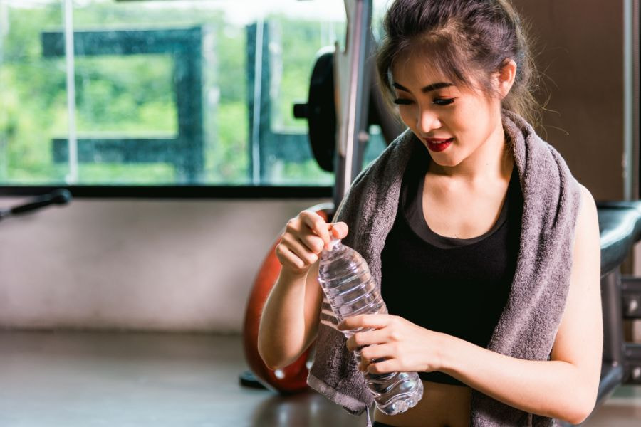 Uống nước đúng cách giúp giảm mỡ bụng