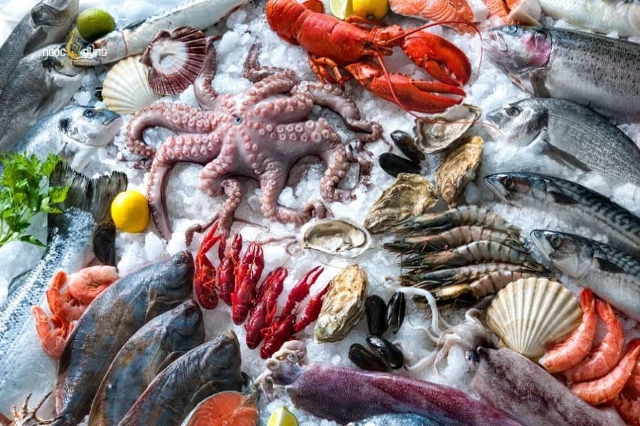 Ăn hải sản sau phun môi dễ làm môi bị sưng do kích ứng