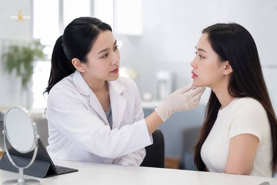Hãy đến thăm khám với bác sĩ chuyên môn nếu tình trạng xăm môi bị sưng kéo dài