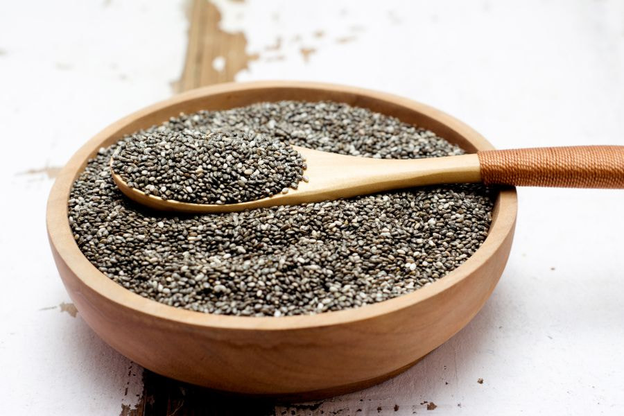 Hạt chia chứa nhiều chất xơ giúp bạn no lâu, hỗ trợ giảm mỡ bụng nhanh chóng