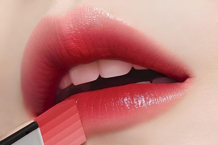 Phun môi đỏ hồng tạo nên vẻ đẹp hài hòa, tự nhiên cho phái đẹp