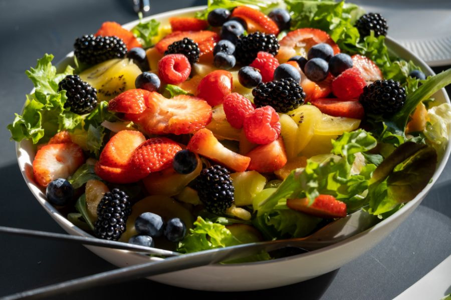 Hãy kết hợp thêm món salad trái cây để nâng cao hiệu quả giảm mỡ bụng