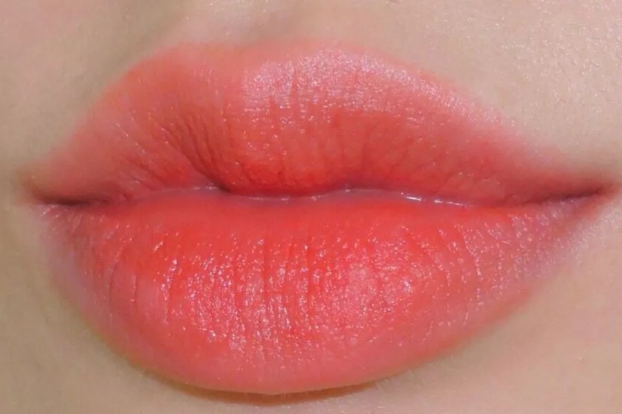 Hồng cam san hô là sắc hồng pha cam nhạt, vừa ngọt ngào vừa thời thượng