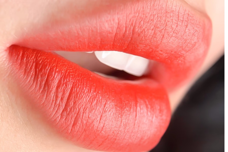 Xăm môi màu hồng cam tươi giúp đôi môi căng mọng