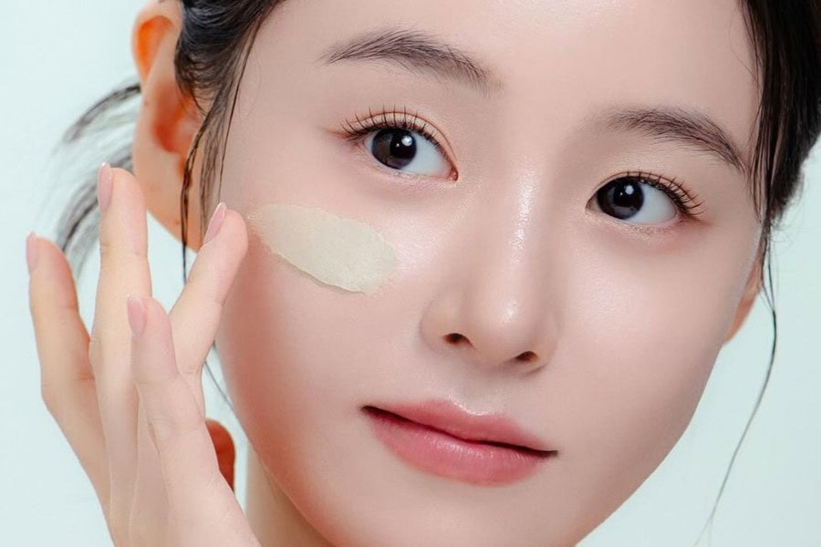 Việc sử dụng kem bôi trị nám cần tuân thủ đúng liều lượng, tần suất và thời gian theo hướng dẫn chuyên môn