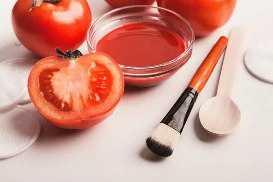 Bạn có thể cắt lát cà chua tươi đắp trực tiếp lên da hoặc xay nhuyễn để làm mặt nạ hỗ trợ trị nám