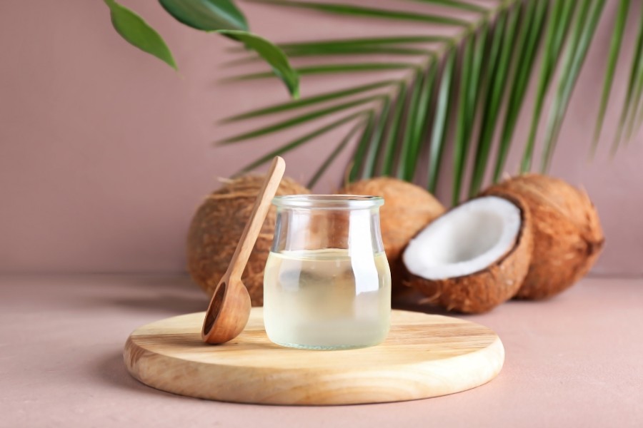 Cách làm hết thâm quầng mắt với dầu dừa Cách làm hết thâm quầng mắt với dầu dừa