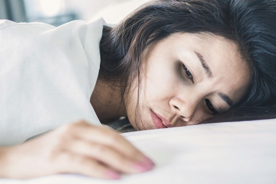 Thức khuya thiếu ngủ là một trong những tác nhân chính dẫn đến tình trạm thâm sạm vùng mắt