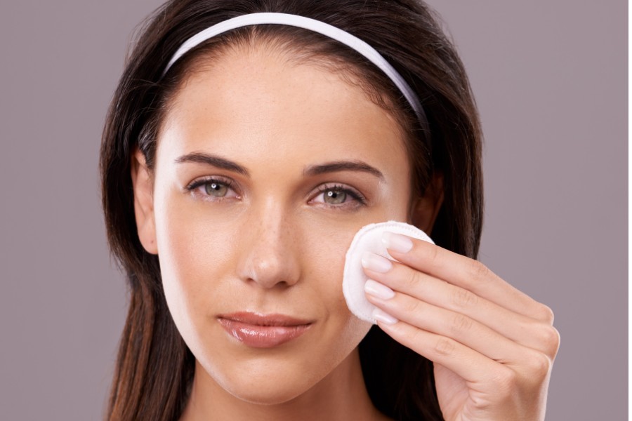 Trước khi trị quầng thâm mắt bằng kem đánh răng cần vệ sinh sạch sẽ vùng da quanh mắt