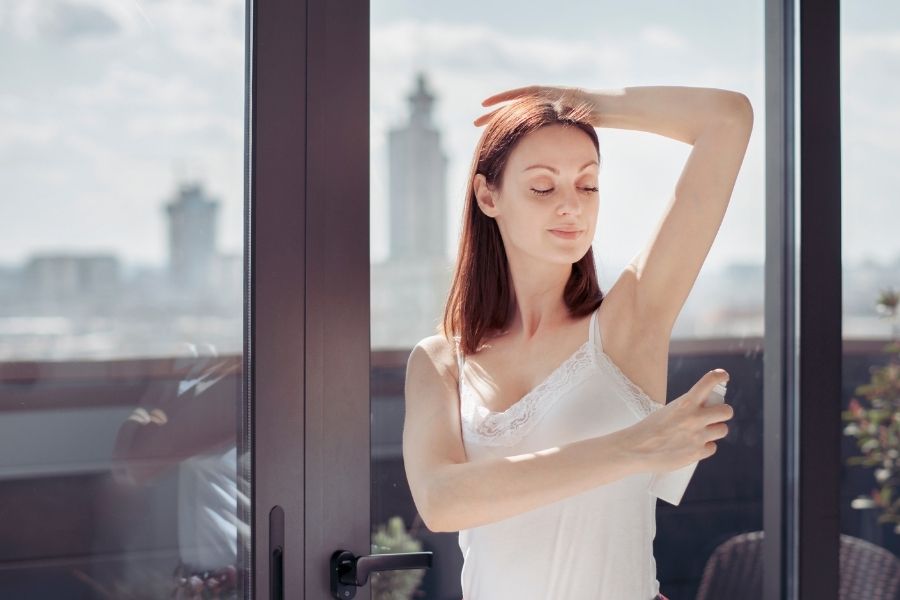 sử dụng lăn nách quá nhiều cũng có thể gây thâm nách