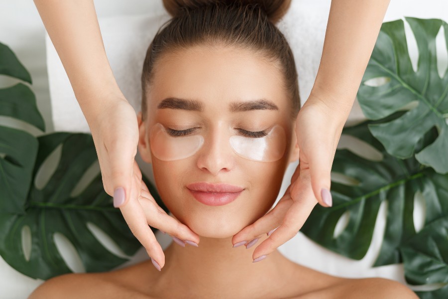 Massage nhẹ nhàng thường xuyên cho vùng da dưới mắt giúp giảm thâm mắt hiệu quả