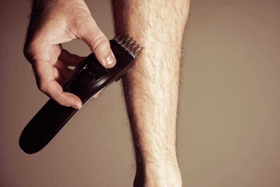 Triệt lông chân cho nam bằng dao cạo thường mang lại hiệu quả tạm thời