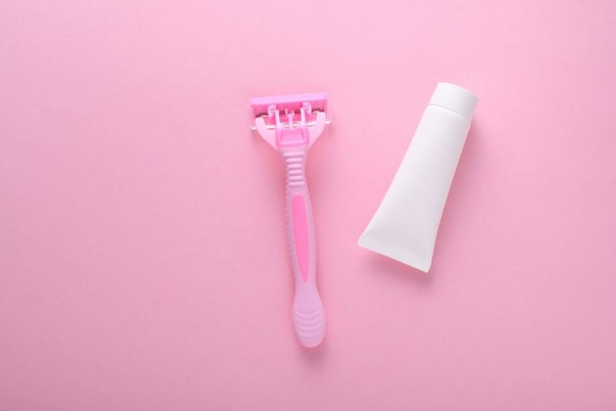 Chuyên viên sẽ xử lý lông ở vùng bikini trước khi đi máy triệt bằng dao cạo 1 lần