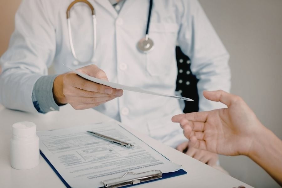 Hãy chia sẻ với bác sĩ chuyên môn về tình trạng da của bản thân để có liệu trình triệt lông phù hợp