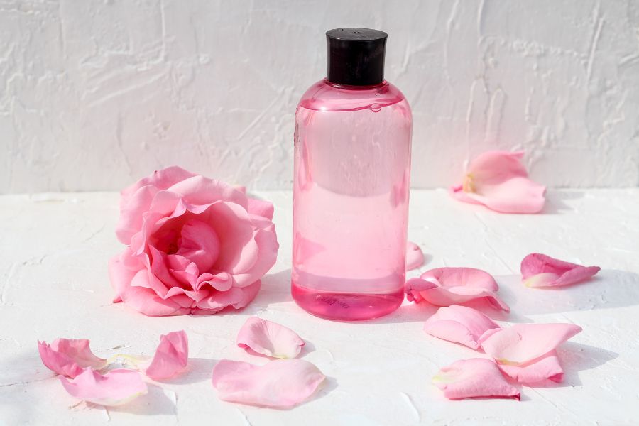Cách chữa quầng thâm mắt bẩm sinh bằng nước hoa hồng