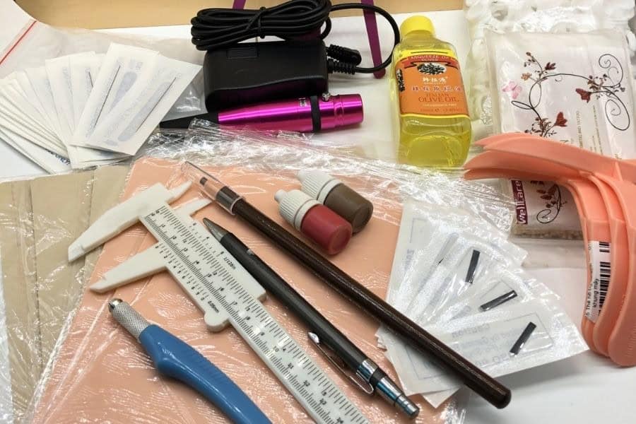 Dụng cụ dùng để thực hiện điêu khắc hairstroke lông mày