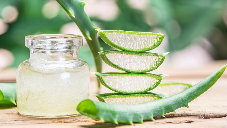 Cách sử dụng nha đam và nước hoa hồng trị thâm quầng mắt