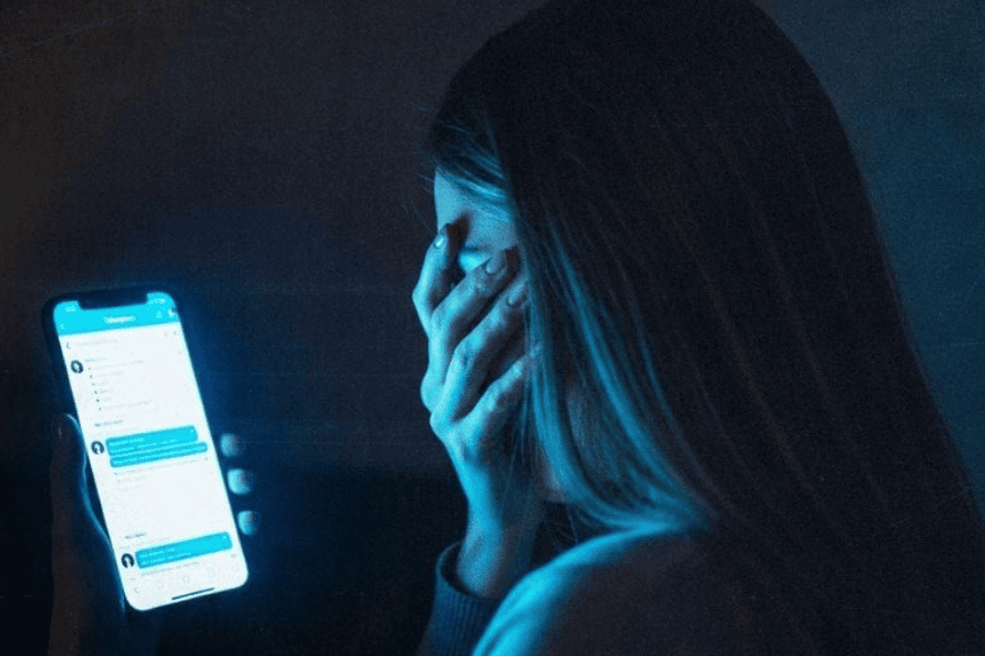 Cách ngăn ngừa nám da hiệu quả giúp duy trì làn da sáng khỏe 9 Ánh sáng xanh từ thiết bị điện tử là tác nhân thầm lặng gây sạm nám và lão hóa da sớm