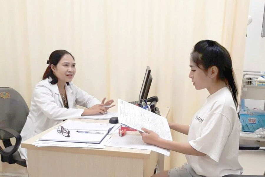 Hãy tham khảo ý kiến của bác sĩ để chọn phương pháp điều trị thâm ở mắt cá chân phù hợp