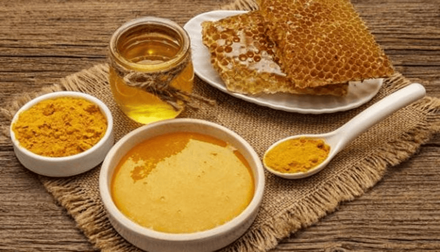 Hỗn hợp mật ong và tinh bột nghệ giúp giảm quầng thâm mắt hiệu quả 