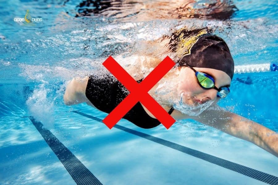 Cần tránh nước nóng hoặc bơi lội trong 24h đầu sau triệt lông