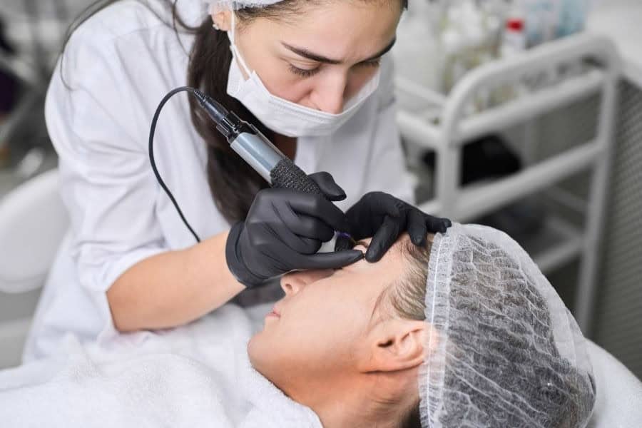 Chi phí của điêu khắc chân mày hairstroke thường cao hơn 3–4 lần so với phun xăm cơ bản