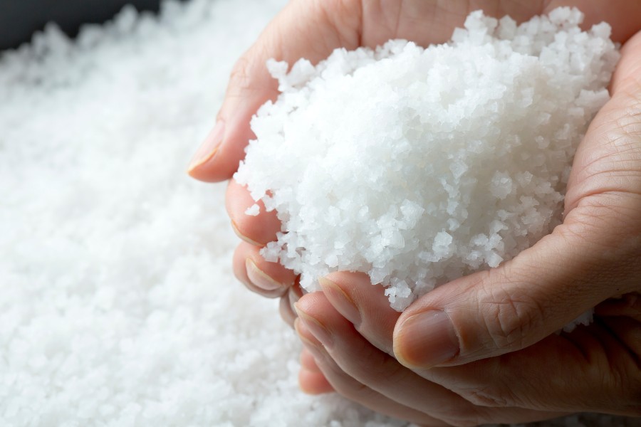 Dùng muối để trị thâm quầng mắt sau 1 đêm nhanh chóng Dùng muối để trị thâm quầng mắt sau 1 đêm nhanh chóng