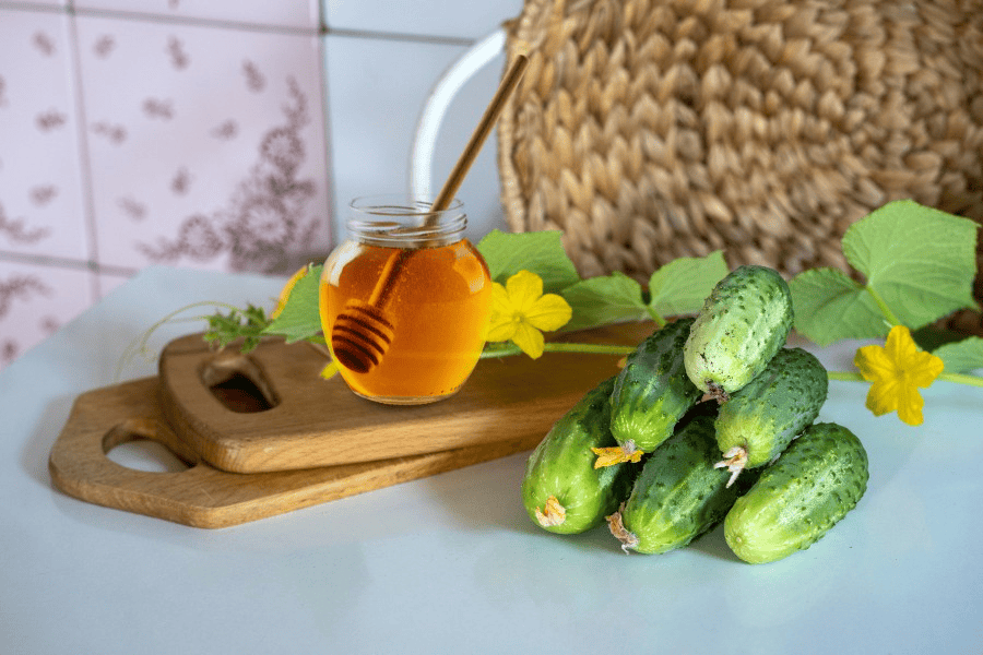 Mật ong dưa leo giúp làm dịu vùng da quanh mắt và hỗ trợ giảm thâm quầng mắt 