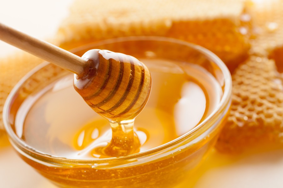 Mật ong là một trong những nguyên liệu tự nhiên giàu dưỡng chất trị quầng thâm mắt rất tốt