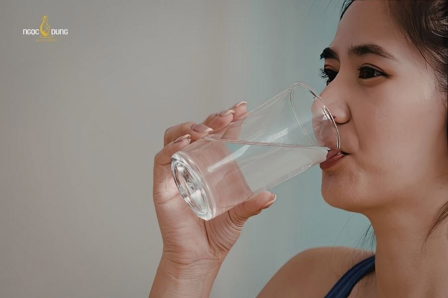 Uống đủ nước để  hỗ trợ dưỡng ẩm làn da đang thô ráp do tác động của máy triệt lông