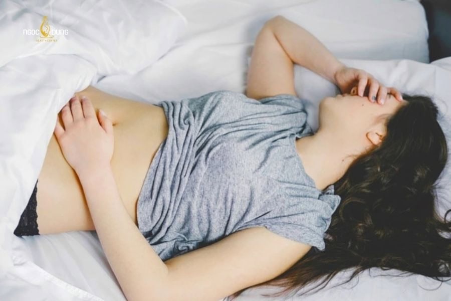 Nên ưu tiên quần áo rộng rãi, thoáng khí để giảm ma sát lên da sau triệt lông