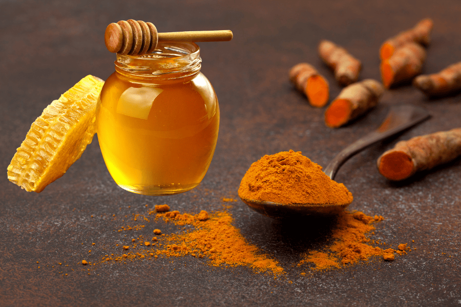 5 cách trị rạn da sau sinh an toàn và hiệu quả 2026 5 Nghệ và mật ong giúp kháng viêm và làm đều màu da