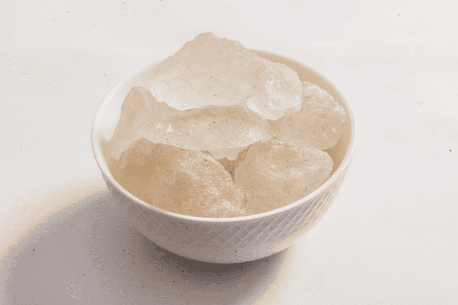 Phèn chua (alum — potassium aluminum sulfate) có tính se da tự nhiên, thu nhỏ lỗ chân lông 