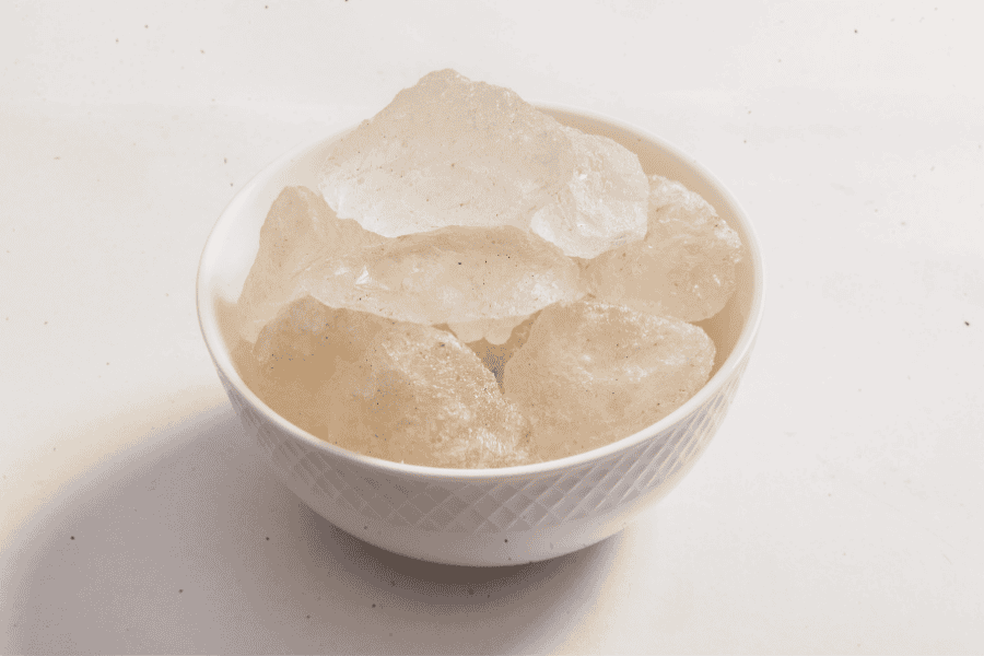13+ cách trị thâm nách sau sinh cực hiệu quả cho mẹ bỉm 7 Phèn chua giúp ức chế sắc tố melanin, giúp khử thâm nách nhanh chóng